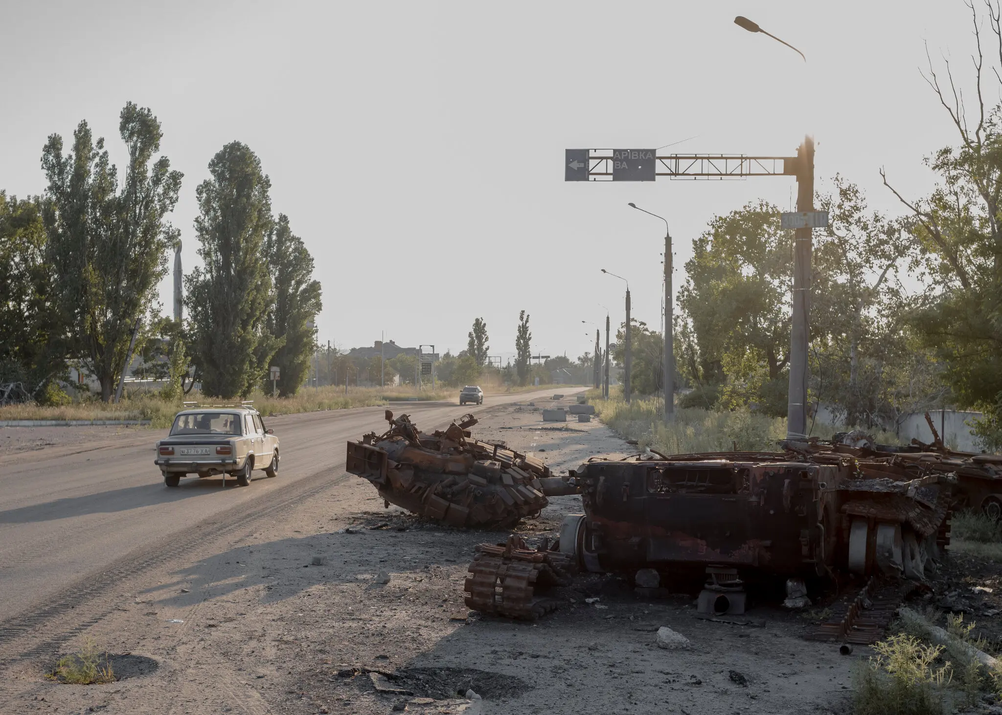 Підбитий танк на вулиці Куп'янська, де російські війська продовжують вести власні наступальні дії.